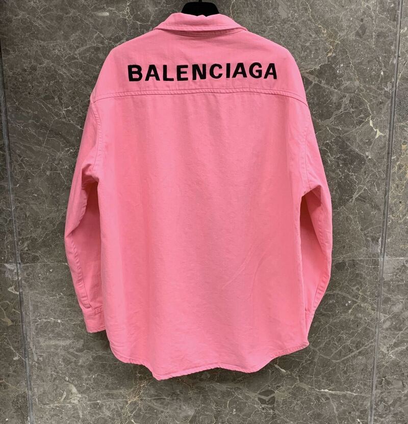 [BALENCIAGA] 발렌시아가 20SS 오버사이즈 백 로고 엠보 워싱 데님 셔츠 핑크