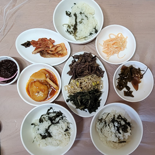 강원도 봉평의 맛집 '쌍둥이네 가벼슬식당'의 곤드레밥과 메밀부침개