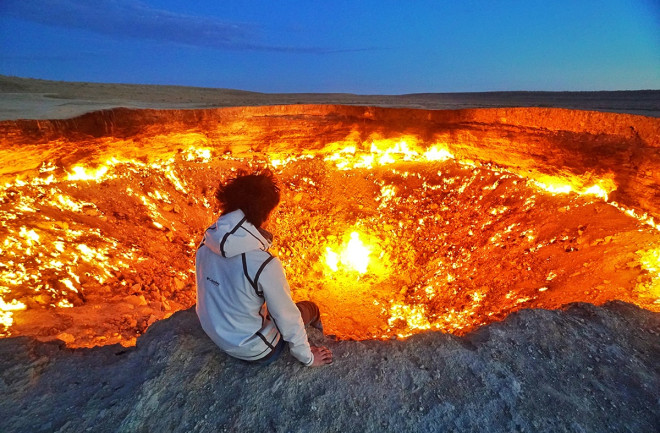 지옥의 문이 50년째 불타고 있는  투르크 메니스탄