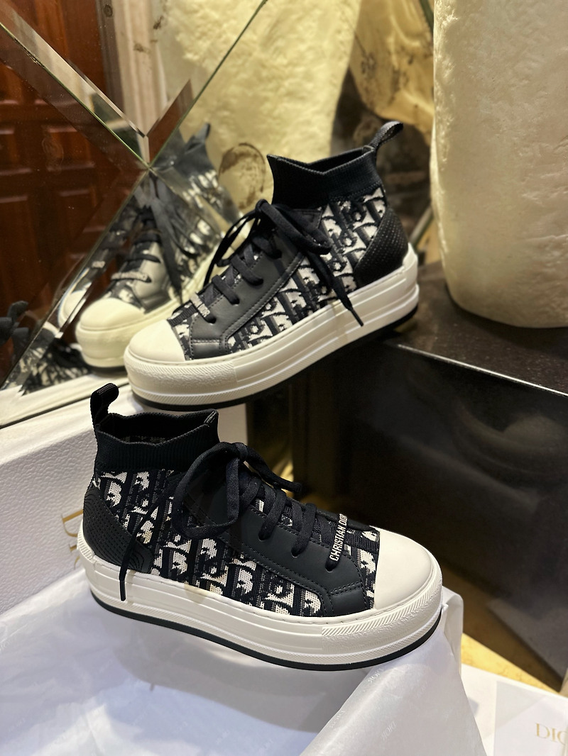디올 Walk'n'Dior 플랫폼 스니커즈 신발 KCK393TOK_S56B은 디올의 최신 트렌드를 반영한 스타일리시한 신발입니다.
