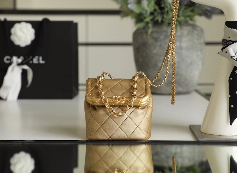 [CHANEL] 샤넬 스몰 키스락백 메탈릭 램스킨 AS1885 B03431 N7897