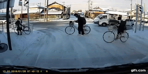 눈오는 빙판길에서 자전거 타다가 꽈당하는 어느 일본 스시녀 여고생(JK) 의 혹독한 시련