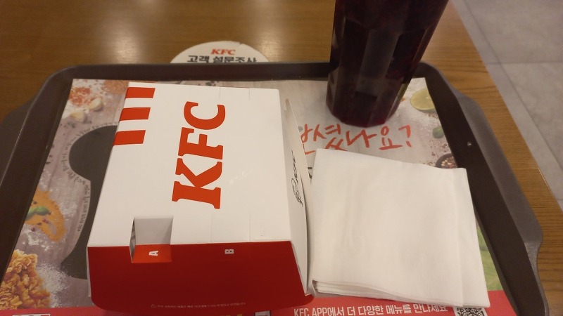 KFC 블랙라벨 폴인치즈 버거 리뷰 (맛, 느낌 등등)