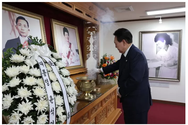 현직 대통령 최초 박정희 생가 숭모관 찾은 윤석열 대통령 방명록 남긴 말