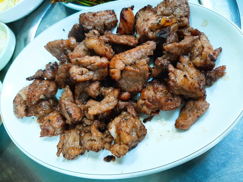 경동시장 맛집 경동연탄돼지갈비에서 비빔국수와 돼지갈비