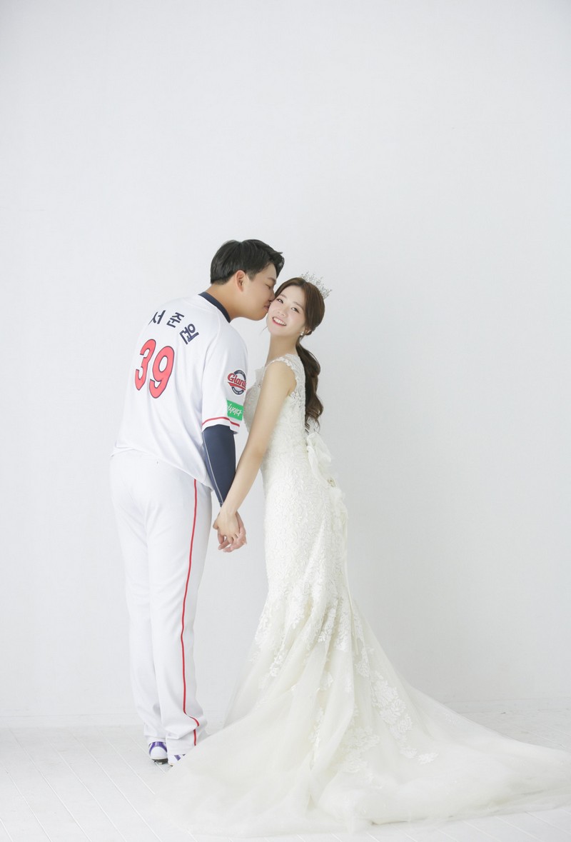 롯데 나균안 서준원 12월 12일 아시아드시티웨딩홀 에서 같이 결혼 한다.