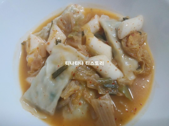 김치 떡만둣국 (내맘대로 버전) ^^*