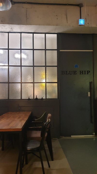 [카페탐방] 수원 인계동 번화가 2층에 숨어있는 아늑한 카페 '블루힙'