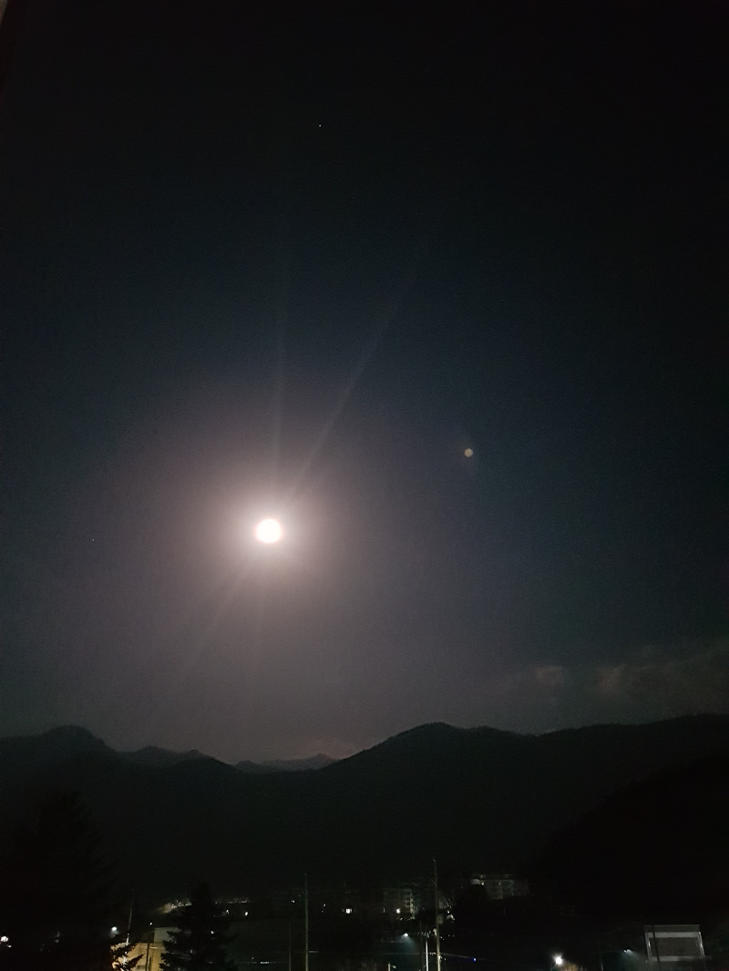 4월 슈퍼문 핑크문 3월 8일 04시 07분에 담은 달