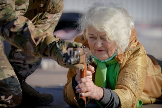 - '우크라이나 79세 할머니' 총 쏠 준비 됐다