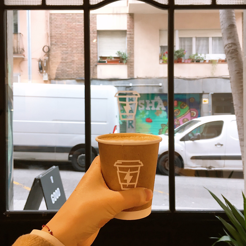[바르셀로나 여행] 1. 어쩌다 발견한 커피&크로와상 찐맛카페, <SYRA COFFEE> (퀴멧퀴멧 근처)
