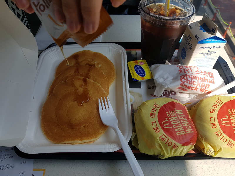 맥도날드  맥모닝 - 베이컨에그맥머핀, 핫케이크, 상하이 스낵랩