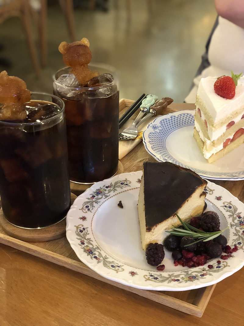[안양 케이크맛집카페] 반다이크에서 꾸덕한 치즈케이크와 달지않게 맛있는 딸기생크림케이크