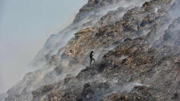 인도의 62미터 쓰레기산  원인불명 화재발생