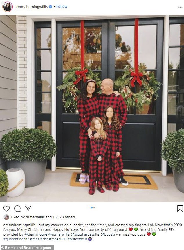 브루스 윌리스(65)는 아내 엠마(42)와 두 어린 소녀와 함께 크리스마스 사진을 인스타 공유.&데미무어도 공유했다