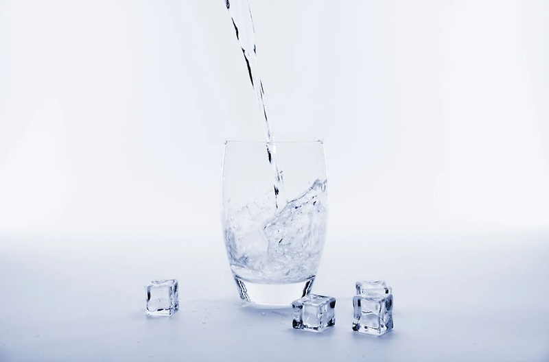 일어나자마자 물 마시기! 아침 공복 물 한 잔 섭취의 효과
