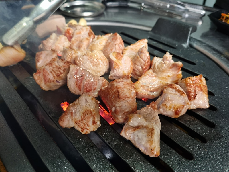연탄으로 고기를 구운 육즙 가득한 고기 맛집, 평택 연탄삼굽지(생고기 전문점)