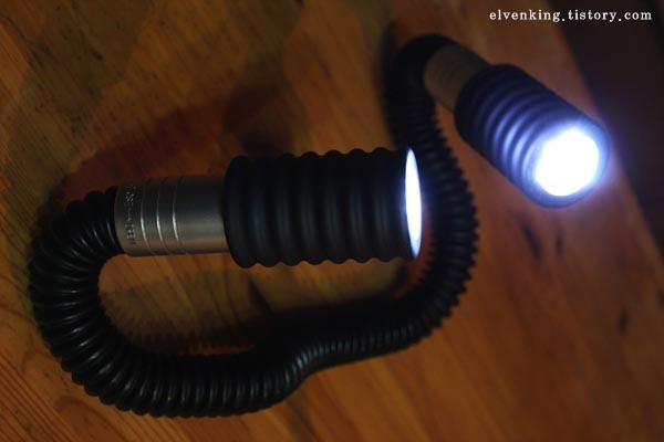 뱀처럼 구부려 활용하기 편리한 스네이크 아이즈(Snake Eyes) LED 플래시 라이트 사용기