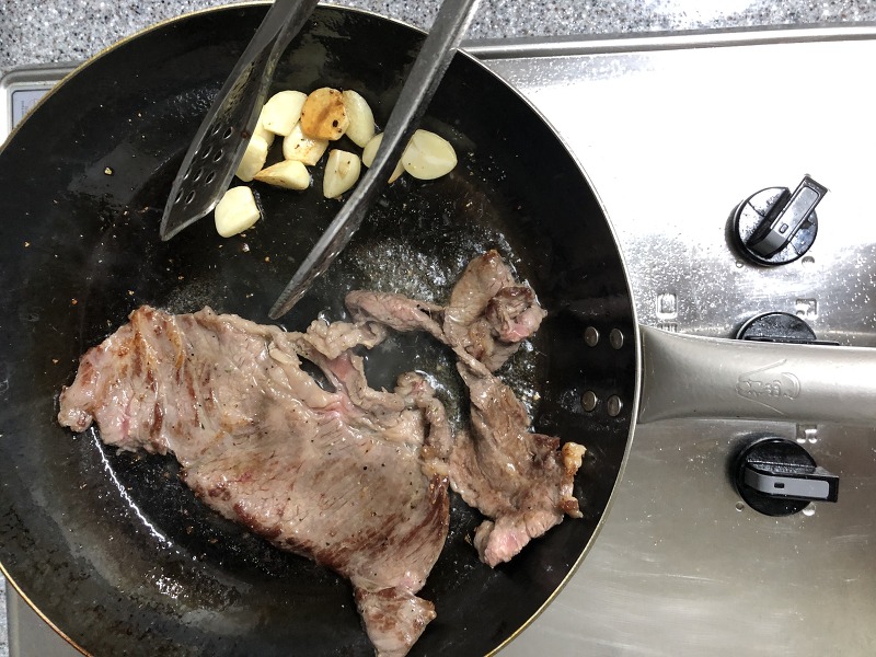 집에서 굽는 소고기 스테이크. 쉽지만 뒤처리 어려워.