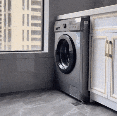 세탁기가 스스로 걸어 나옵니다.