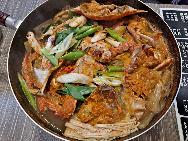 알찬 암꽃게의 맛, 꽃게탕(Spicy Blue Crab Stew)