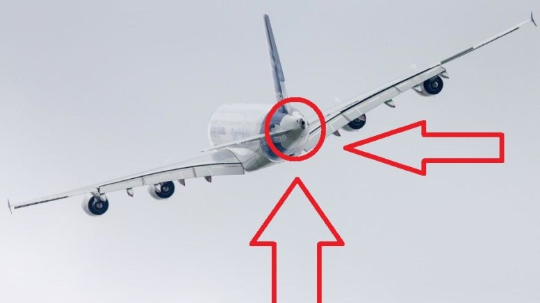항공기 뒤에 있는 구멍은 무엇인가?