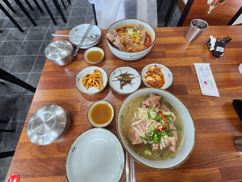 제주 여행 : 아침식사 가능한 접짝뼈국 맛집 '용두네해장국'