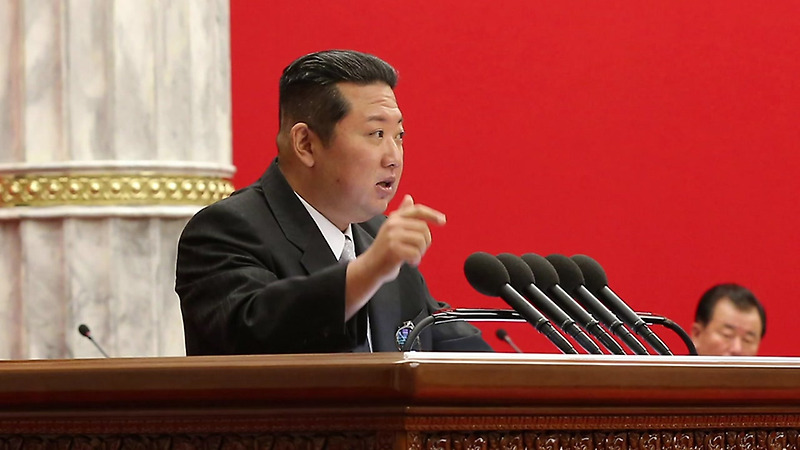 북한 김정은 '2022년 새해에도 무거운 고민에 마주' (새해 종전선언 할까?)