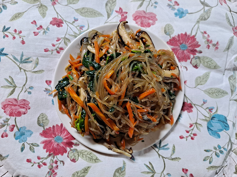 정성으로 버무린 별식, 잡채(Stir-fried Glass Noodles and Vegetables)