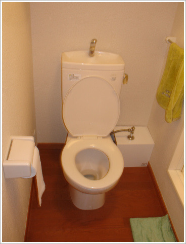일본에서 화장실에 가면 흔히 볼수 있는 세면대 물 재활용 하는 혼합형 양변기(좌변기)