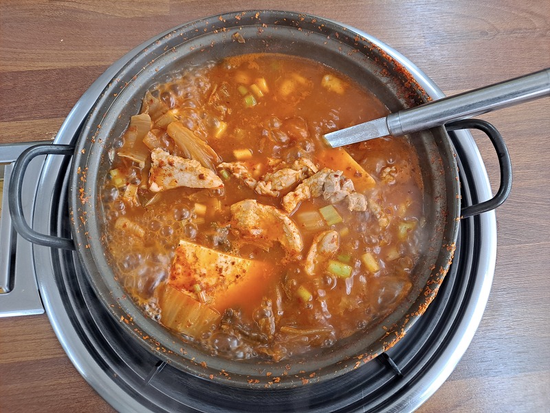 깊고 개운한 포용의 맛, 김치찌개(Kimchi Stew)