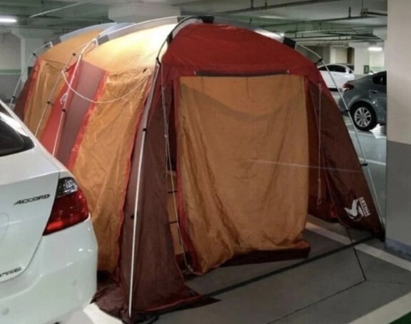 왜 또 이런 민폐를..!! 아파트 주차장에 캠핑 텐트 라니!!