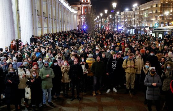 - '전쟁 멈춰라!' 유럽 전역에서 러시아 침공전쟁 시위 심지어 러시아서도 시위시작