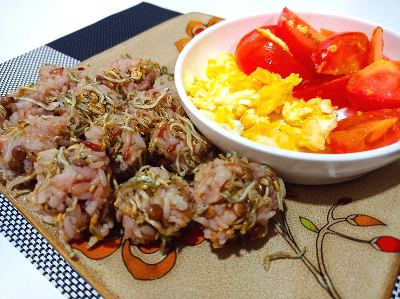[집밥] 바삭한 멸치볶음과 멸치주먹밥, 그리고 토마토 계란볶음