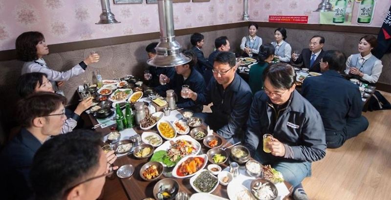 성추행으로 사퇴를 밝힌 오거돈 시장의 과거 회식자리 여직원 논란