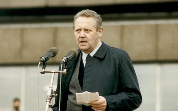베를린장벽 붕괴 원인을 제공한 권터 샤보브스키는 누구일까?