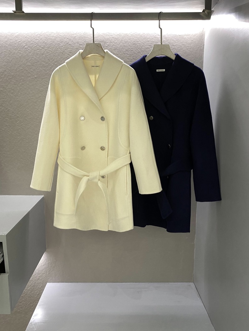 에르메스 Caban 캐시미어 코트는 최고급 소재와 정교한 디자인으로 유명한 제품입니다. 색상2가지 리밋플 review