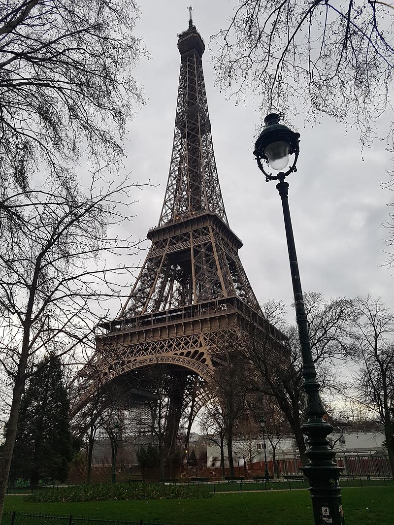 프랑스 파리의 에펠탑 을 오르다