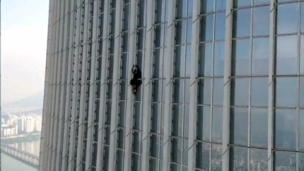 맨몸으로 롯데월드타워 외국인 남성 영국인 스파이더맨 72층까지 맨손 등반한 이유 73층 구조 영상