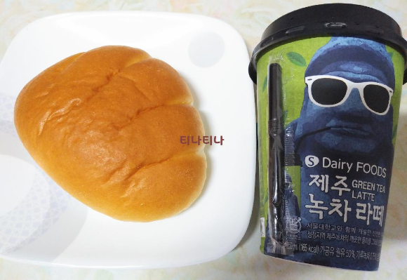 제주 녹차라떼 + 슈크림빵 (3400원 야식의 행복)