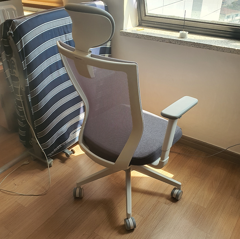 한샘X시디즈 티오 50 의자 다크그레이 & 데스커(일룸) 화이트 책상 구매 후기 (1200 X 800)