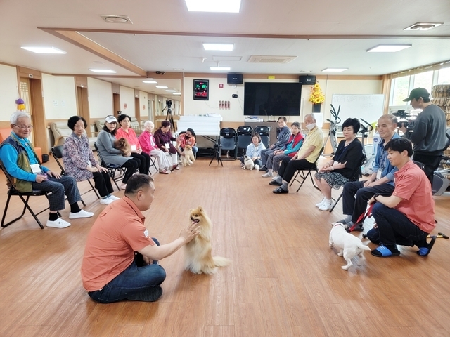 둥글개봉사단, '천안실버타운' 방문 동물매개치유 봉사활동 진행