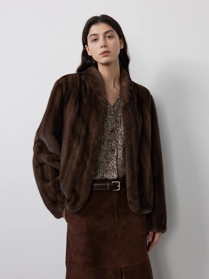 로로피아나 코펜하겐 벨벳 밍크 코트 재킷은 최신 패션 트렌드를 반영한 아이템입니다.  리밋플 review