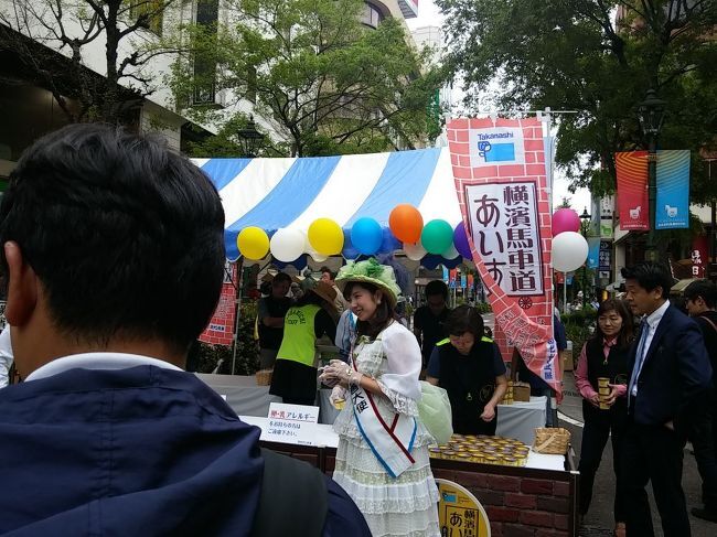 일본의 벼룩시장 아이스크림 공짜 무료 시식회에서 아르바이트 하는 스시녀