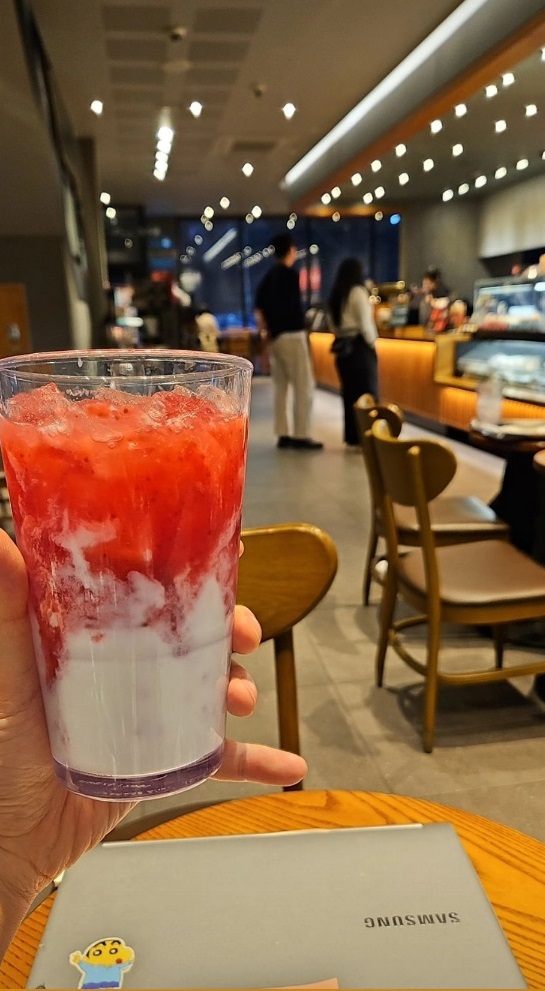 스타벅스 안양비산 DT점, feat. strawberry milk (NEW)