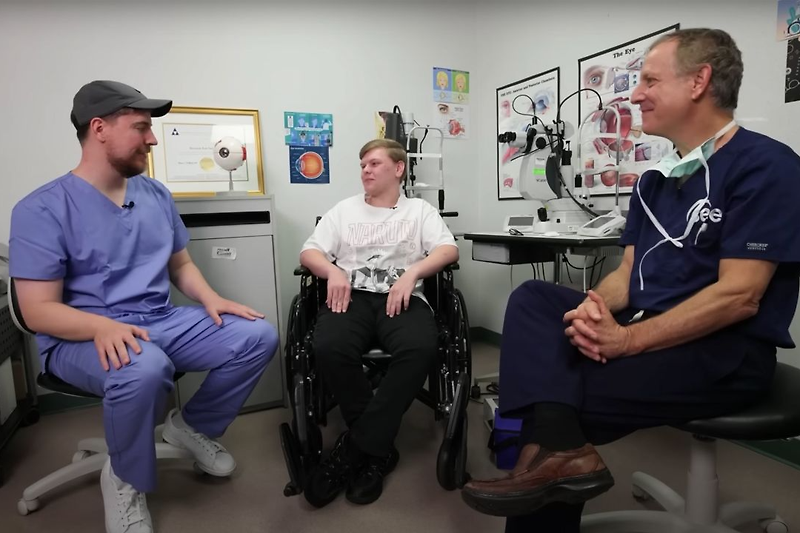 [CNN] 유튜브 스타 미스터 비스트, 1,000명의 시각장애인들을 위해 백내장 수술 후원