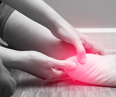 발뒤꿈치 통증 원인과 증상 치료방법 알아보기