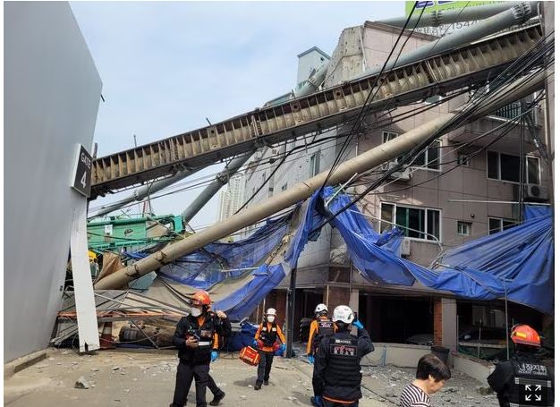 울산 신정동 아파트 공사현장서 넘어진 37m 중장비 항타기 인근건물 3개 덮친 영상