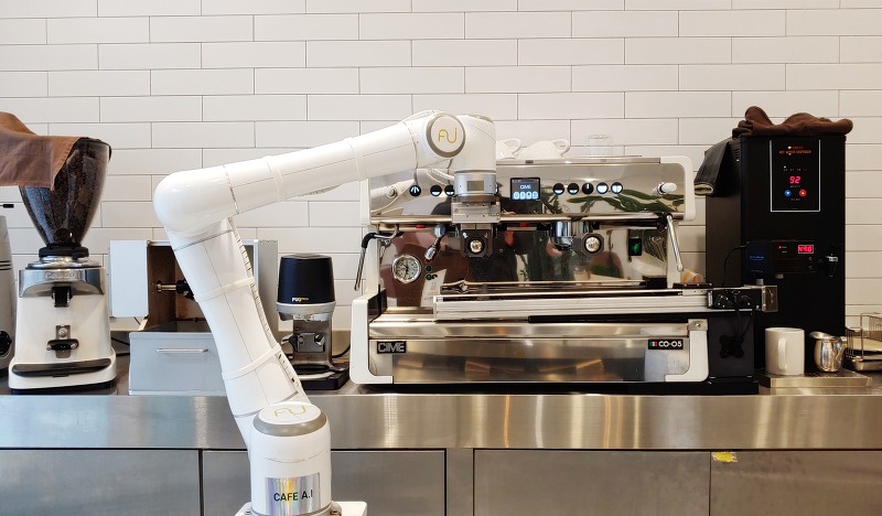 청라 애견동반카페 '카페 AI', 로봇과 인간이 어울리는 도심 속 비밀의 정원