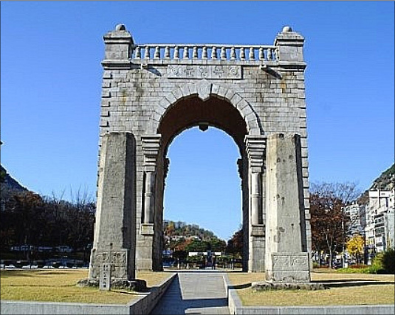 파리의 개선문을 닮은 서울 독립문